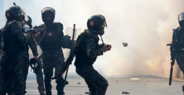 Thousands of security forces were deployed to Pakistan's capital, Islamabad, as a mass rally of PTI supporters descended on the city [Irtisham Ahmed/AP Photo/picture alliance]