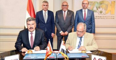 Representatives from Turkey’s defense firm HAVELSAN and Egypt’s Arab Organization for Industrialization sign an agreement in Cairo on August 26, 2025, to jointly produce vertical takeoff and landing drones