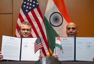 Defence Minister Rajnath Singh and US Secretary of War Pete Hegseth exchange the 10-year Defence Framework Agreement in Kuala Lumpur (Photo: X/@SecWar)