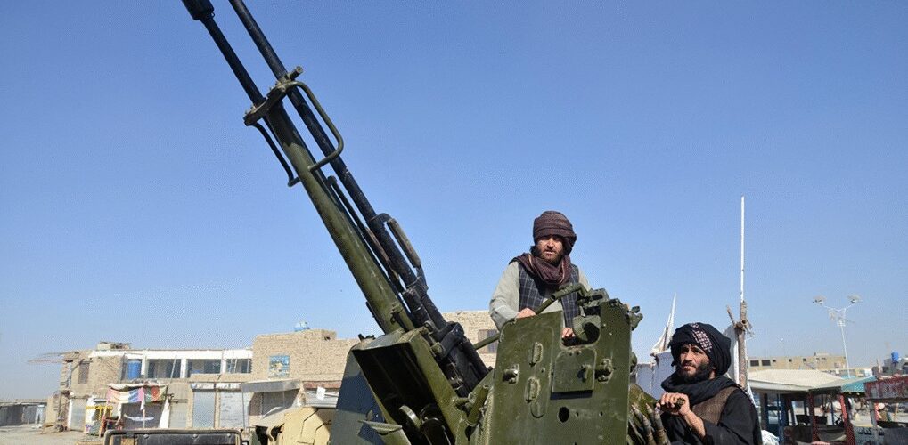 afpak2 Taliban fighters use an anti-aircraft gun during clashes. (AFP)