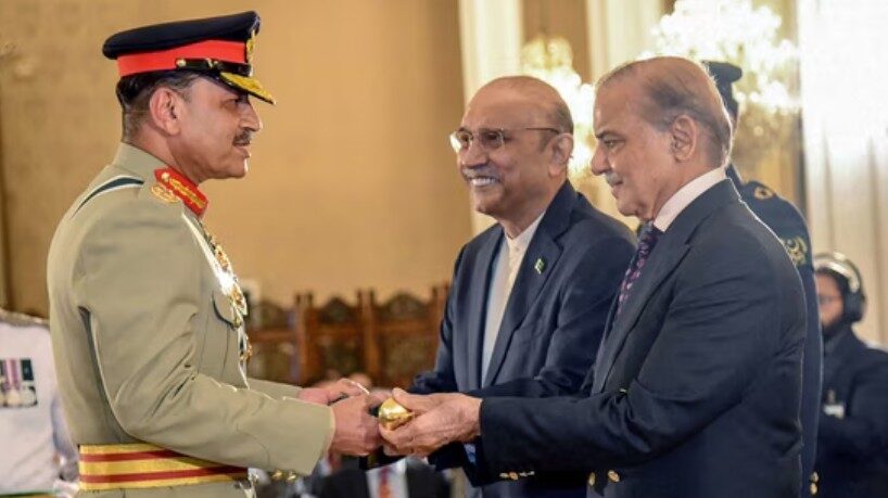 am-z General Asim Munir with President Asif Ali Zardari and PM Shehbaz Sharif