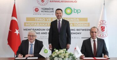TPAO General Manager Cem Erdem, BP International Oil and Gas Business Development Head Andrew McAuslan and Turkey's Energy and Natural Resources Minister Alparslan Bayraktar during the TPAO–bp memorandum signing in Istanbul, February 12, 2026. (Photo X/@aBayraktar1)