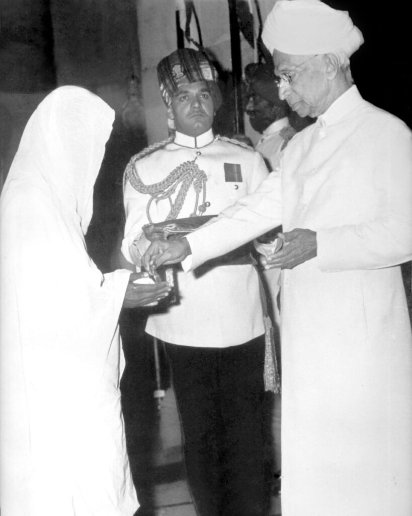 Wife of Lance Dafadar Udham Singh receiving her husband's posthumous VrC