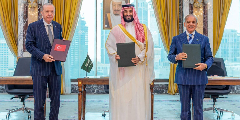 erd-mbs-shsh Saudi Crown Prince MBS, Turkey's PresidentT. Erdogan and Pakistan's PM S. Sharif sign the pact